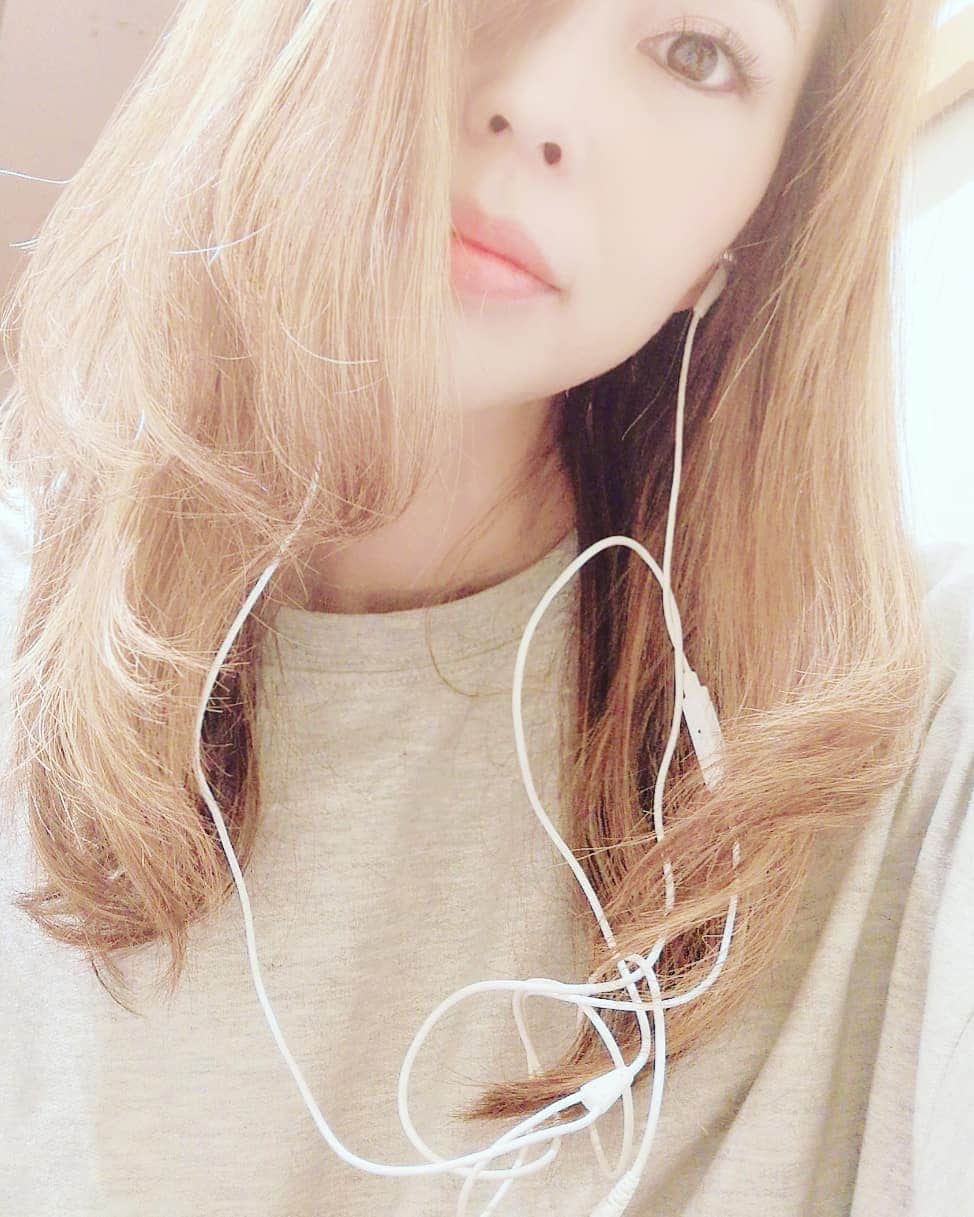 翠千賀さんのインスタグラム写真 - (翠千賀Instagram)「今夜はカラオケバトル放送よ！ 髪型変えたのよー。 なんの報告よ…（笑） 素敵な日曜日を！」1月26日 15時47分 - chika.midori
