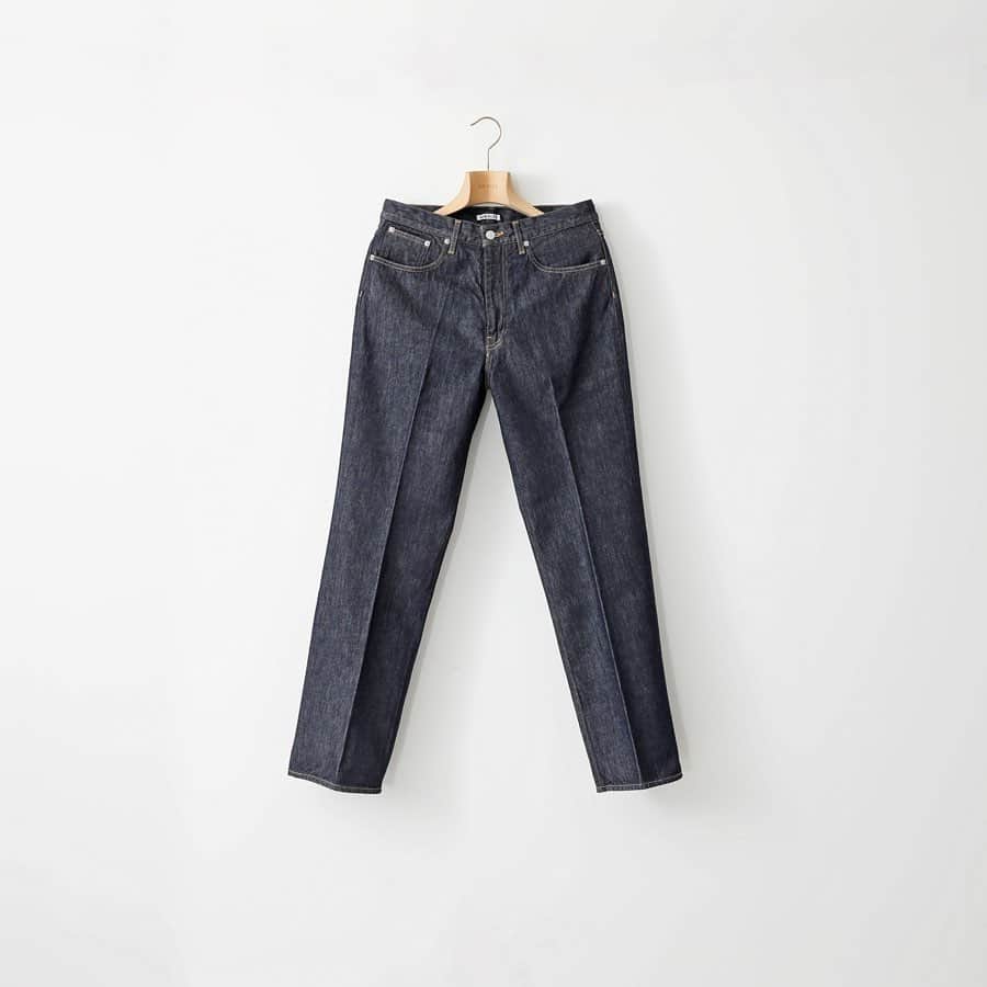 のインスタグラム：「【AURALEE】- 2020  Spring&Summer - ﻿ 《HARD TWIST DENIM 5P PANTS》﻿ ﻿ センタークリースの入ったスラックスのようなシルエットが美しいラインを演出するデニムパンツ。﻿ ﻿ デニムとしての味と上品さを兼ね備え、カジュアルスタイルでもどこかドレッシーな印象に仕上げます。﻿ ※こちらは同型でブラックの展開もあります﻿ ﻿ ﻿ ﻿ ﻿ Denim（NAVY） :【AURALEE】¥24,000+tax﻿ No . 20030310002610﻿ ﻿ Denim（BLACK） : 【AURALEE】¥30,000+tax﻿ No . 20030310002710﻿ ﻿ ﻿ ﻿ ﻿ ﻿ ﻿ ﻿ ﻿ ﻿ ﻿ ﻿ ﻿ #edifice #auralee #mensdenim #denimstyle #2020ss #mensfashion #mensstyle #menswear #twistdenim #auralee2020ss #navydenim #blackdenim #menwithclass #menwithstyle #mensclassic #mensclothing #mensclothes #dapper #dapperman #dapperstyle #エディフィス #オーラリー #デニム」
