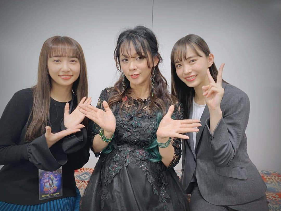 のインスタグラム：「‪事務所の後輩でもある小宮有紗ちゃんと仮面ライダーゼロワンに出演の井桁弘恵ちゃんが楽屋に遊びに来てくれました✨‬ ‪2人とも可愛らしい🥳‬ ‪小宮ちゃんは2月2日と9日に仮面ライダーゼロワンの第21話、22話にゲスト出演するそうなのでお楽しみに👏‬ そしてこんな可愛らしい2人もお腹を撫で撫でしてくれました✨🙏 ありがとう🎉 ‪#仮面ライダーゼロワン‬ ‪#超英雄祭‬2020 #横浜アリーナ ‪#小宮有紗‬ ‪#井桁弘恵‬ #事務所の可愛い後輩」