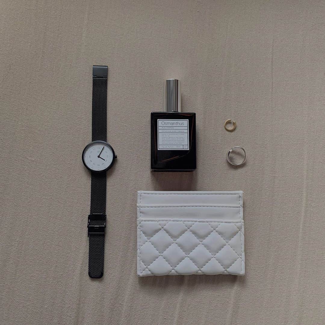 前田亜美さんのインスタグラム写真 - (前田亜美Instagram)「. . 私物紹介します𓂃𓈒𓏸. . . 最近ディズニー投稿ばっかりだからね笑. .  ちょっと珍しいカチッとするタイプの黒いベルト腕時計ゲットした。. . 最近よく使ってます。. . . 服に合わせて時計もつけるようになったよ @mavenjapan のだよ。 プレゼントとかにもいいよね。. . . シルバーや24金ゴールドアクセサリーもハマってます。錆びにくいの。. ... . . #指輪 #アクセサリー #カードケース  #マベン #マベンウォッチズ #時計 #腕時計 #mavenwatches . クーポン『amima106』10%off」1月26日 16時12分 - ami___maeda0601