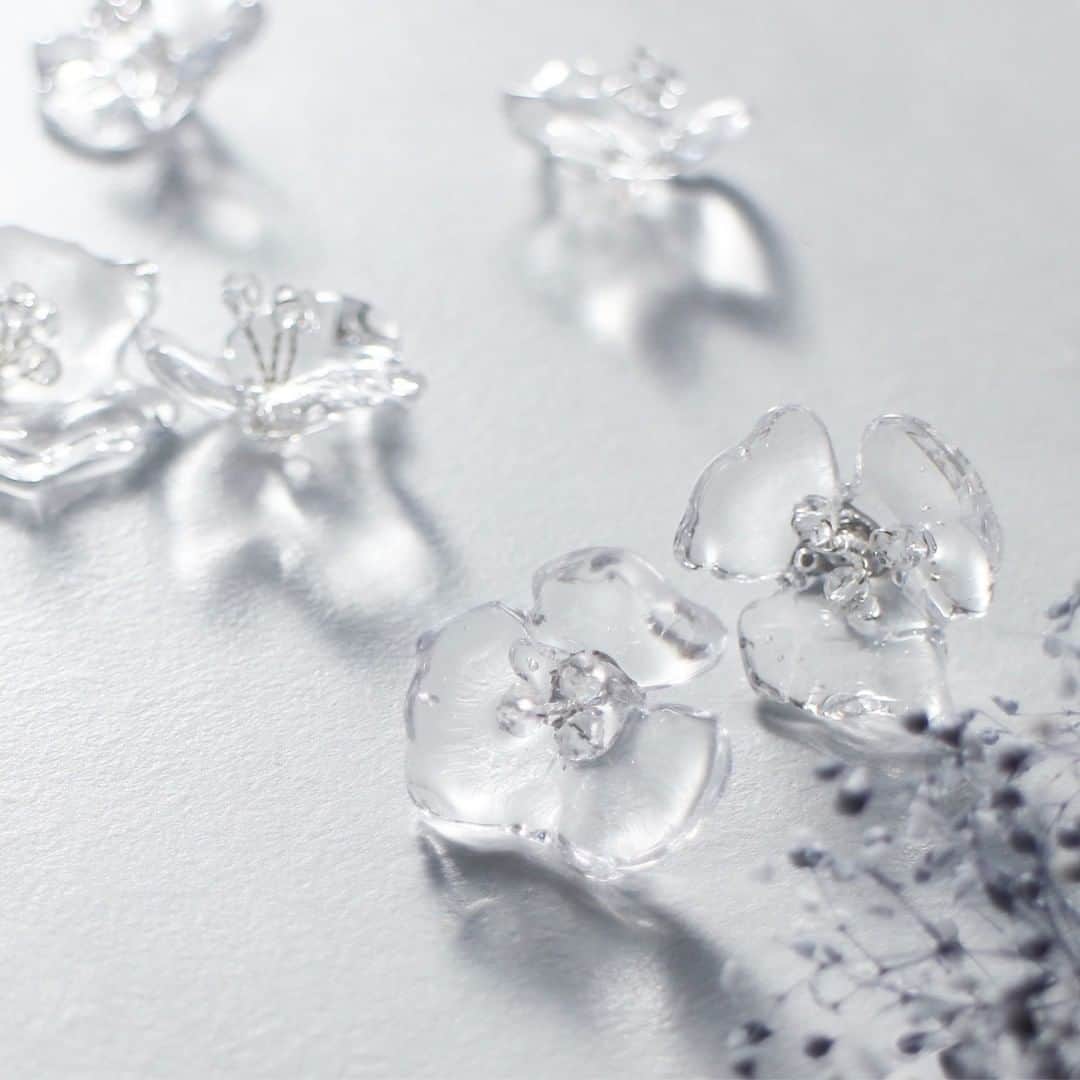 minneさんのインスタグラム写真 - (minneInstagram)「氷のような透明の花。⠀ 氷のような凛とした美しさをもち光にあたりキラキラ光ります。⠀ ⠀ No.1/neve .さん（ @s9925114 ）⠀ https://minne.com/items/20760956⠀ ⠀ #minne #ミンネ #ハンドメイド #handmade #プレゼント #ギフト #ハンドメイド作品 #手作り #ギフト #氷 #透明 #ガラス #minne_accessory」1月26日 16時25分 - minne_official