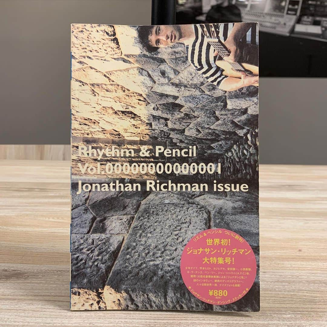 TBSラジオ「オーディナリーミュージック」さんのインスタグラム写真 - (TBSラジオ「オーディナリーミュージック」Instagram)「‪明日・1月27日(月)の選曲は音楽ライターの松永良平さん。写真は1999年に松永さんが発行した『リズム＆ペンシル』ジョナサン・リッチマン特集。ジョナサン、なにがかかるでしょうかね。‪ちなみに当番組の初回（カジさん選曲）の1曲目は、ジョナサンのアルバム『It's Time For』から「It’s You」でした。‬ ‪放送は朝4時から・radikoのタイムフリーでも。 #jonathanrichman  #松永良平 #music905 #tbsradio #tbsラジオ ‬」1月26日 16時17分 - music905tbs