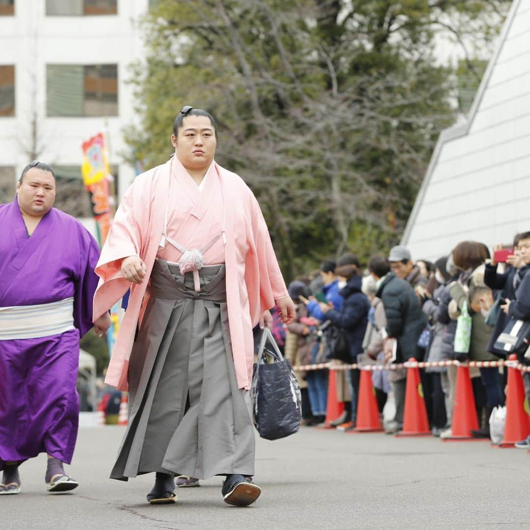 日本相撲協会さんのインスタグラム写真 - (日本相撲協会Instagram)「三賞受賞力士、本日の場所入り。 （殊勲賞）遠藤、正代(優勝した場合)、徳勝龍(優勝した場合) （敢闘賞）正代、霧馬山、徳勝龍 （技能賞）北勝富士、炎鵬(今日勝てば）  @sumokyokai ﻿ #sumo﻿  #相撲 ﻿ #力士﻿ #お相撲さん﻿ #大相撲 ﻿ #初場所 ﻿ #一月場所 #国技館 #両国 #両国国技館 #両国観光 #東京観光 #伝統文化 #相撲観戦 #正代 #遠藤 #霧馬山 #北勝富士 #千秋楽 #三賞」1月26日 16時33分 - sumokyokai