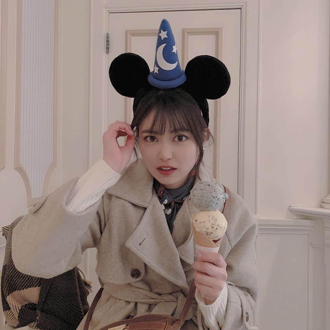 前田亜美のインスタグラム：「. . ( ˙꒳​˙)怒ってないよ。. . 不意の写真もたまには。笑. . . いつもカップで頼むけど、ここのコーンだけは美味しくて全部食べれちゃう。. . . #アイスクリームコーン #ディズニーランド #アイスクリーム #🍨」