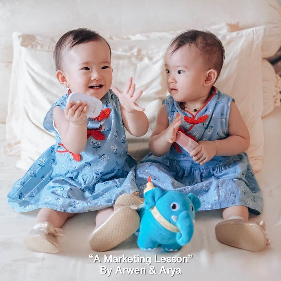 ジェシカ・ヤマダのインスタグラム：「‘A Marketing Lesson’ by Arwen and Arya @jessbebes 🤓🤓💙 . #jessbebes #twingirls」