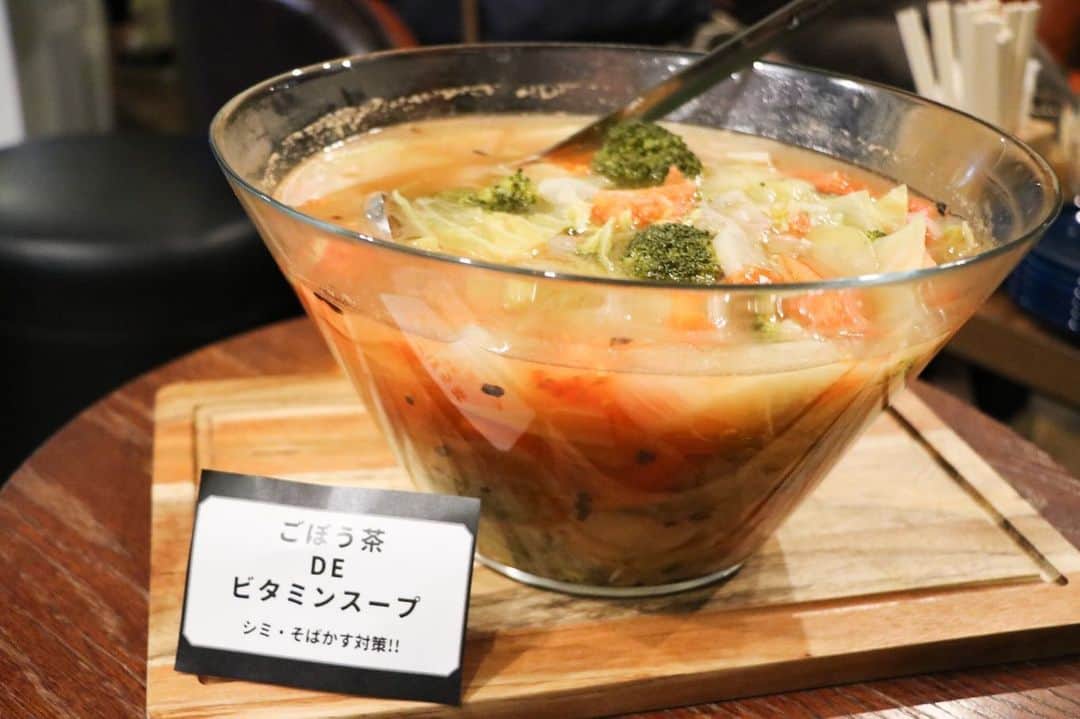 Yuri Sakuraiさんのインスタグラム写真 - (Yuri SakuraiInstagram)「: 昨日は、毎月開催している、 健康、美肌に良いと注目が上がってきてる ごぼう茶を全てのフードに使った、 イベント《GOBO DARAKE》を開催！ : ・スープはお水ではなく、 ごぼう茶で作ったり、 ・ご飯もごぼう茶で炊いたり、 ・手作りのタルタルソースや、 サラダのドレッシングにはごぼう茶を たし終わった出がらしを使用。 : etc.....とにかく全部のフードにごぼう茶や、 出がらしを使っています！ お茶って飲むだけのイメージが強いけど、 ごぼう茶として飲むと水溶性食物繊維、 出がらしには不溶性食物繊維と、 毎日に必要な栄養と、 ダイエット、美肌、アンチエイジング、 動脈硬化予防、がん予防、冷え性改善、 便秘解消などの期待出来る効果が沢山♪ : 昨日は、《美肌》がテーマ。 : 注目度は上がってきていても、 まだまだほかのお茶と比べると認知が低かったり、 当たり前にスーパーやコンビニで手に取れる 所まで行ってないのが現状。 : いつもは、誰かが情熱持って認知ない物を 当たり前にしてきたものを手に取ることが 多かった中で、 この地方創生プロジェクトは、 こういうイベントを通して、 より多くの方に知っていただいたり、 一緒に拡散してもらい、 一緒に認知を広げていく。 そうすることで、鹿児島で作る方々の 雇用をふやせたり、 作ったものが破棄されずに ちゃんと手に届けられたりと、 世界的に見ても日本の誇れる農業や、 地方を活性化させていけるプロジェクト にしていきたいと思っています！ : 次回は、2月16日(日)13:00-15:00！ ランチを一緒に楽しみましょう☆ 参加やご質問はお気軽にメッセージ、 よろしくお願いします！ : この活動、プロジェクトのこと、 ごぼう茶の購入はこちらからご覧下さい⤵︎ ︎ @goboucha_musume : : #ごぼう茶#オキスのごぼう茶#鹿児島#地方創生#地方活性#農業#農業女子#ダイエット#美肌#アンチエイジング#冷え性改善#健康茶#健康レシピ#ごぼう茶レシピ#ごぼう茶娘#スープレシピ#Food#recipe#healthy#diet#mkcafe#mktv#桜井有里」1月26日 16時48分 - yuri_sakuraiii