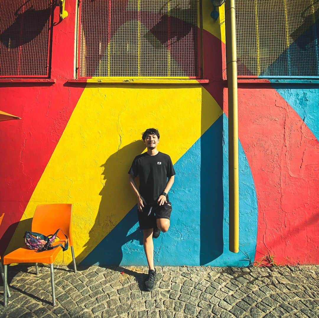 小柳津林太郎のインスタグラム：「Colors of Buenos Aires.  Bueno😇Hasta la vista, babe.  ちょこちょこあげていきます。思い出が詰まり過ぎていて、濃過ぎて、どこからあげるか悩むけど... ということで、メキシコに向かいます✈︎ 絶対また来ます。 アルゼンチンらぶ❤️ #argentine #buenosaires #boca #bocajuniors #colorsofargentina #bueno #documentary #Filming #アルゼンチン #ブエノスアイレス #ボカ #ボカジュニアーズ #ドキュメンタリー #撮影 #ootd #nike #alexanderwang #northface」
