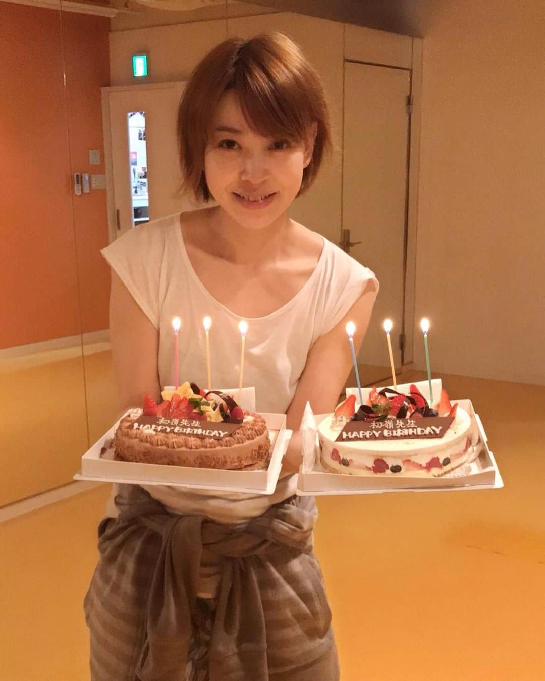 初嶺麿代さんのインスタグラム写真 - (初嶺麿代Instagram)「#1月22日生まれ  #2020年1月22日 は#一粒万倍日と天赦日が重なる日#ラッキーデー でした。 #なりきりタカラヅカクラス の生徒さん達にお祝いしていただきました^_^ はっとくんも駆け付けてくれて💓 #幸せな時間をありがとう  #開運日に開運行動を  #これからもよろしくお願いします  #宝塚og #宝塚愛が止まらない #スタジオ #学芸大学 #池袋  #宝塚受験生 から#おとな女子 #キッズ まで。#品格 #清く正しく美しく  #宝塚受験スクール」1月26日 17時00分 - hatsunemayo