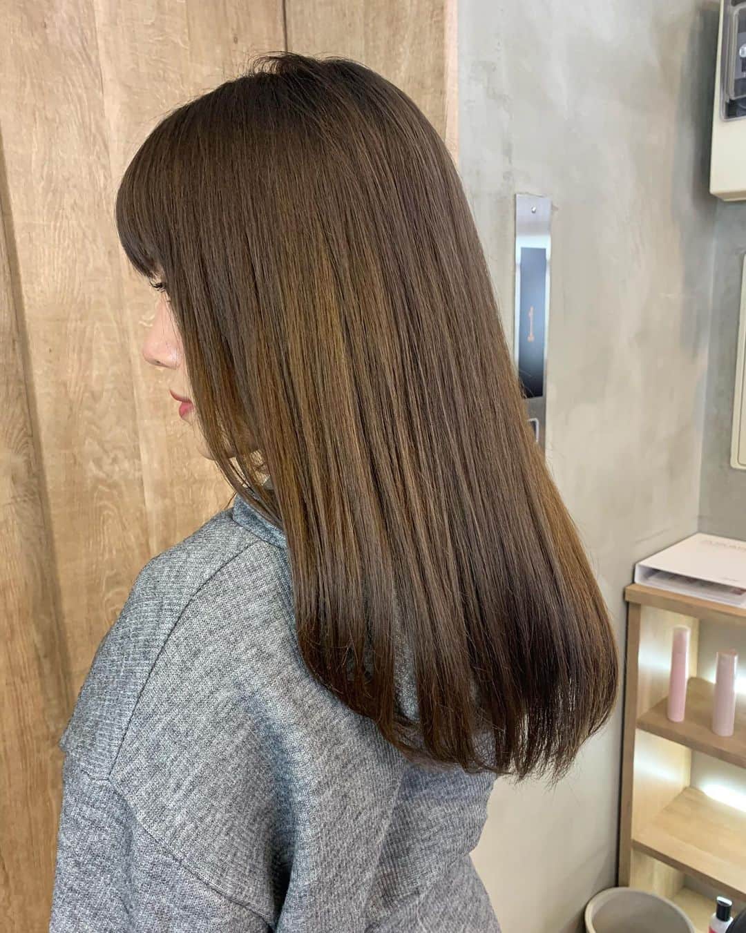 永井マリアさんのインスタグラム写真 - (永井マリアInstagram)「❤︎❤︎❤︎❤︎❤︎❤︎ ・ ・ ・ ・ ・ 今日は、渋谷にある美容院「L.O.G」に行ってきたよ✨ @takahiro_numa さんにお願いするのは、2回目❣️前回、前髪カットをして頂いた時に、シースルーバングがすごく気に入って。。周りからも好評でした✨今回も、前髪が伸びたので、前髪カットをお願いしたよ✨✨今回は、前回より重めの前髪に❣️ 髪色は、赤みがない透明感のあるミルクティーっぽいアッシュにして頂いたよ✨ @takahiro_numa さんは、髪色についてもアドバイスくれるから嬉しい❤︎ アッシュのカラーが好きなんだけど、アッシュも色んなアッシュがあって。。。 グレー味が強いアッシュからベージュ味が強いアッシュとか！✨ 私の肌や雰囲気から丁寧にカウンセリングして頂きました💟 髪質改善トリートメントまでして頂いて、、、、艶々に❤︎ @takahiro_numa さんありがとうございました🥰💖 ・ ・ ・ #渋谷 #渋谷サロン #美容院 #ヘアサロン #髪質改善トリートメント #弱酸性 #ヘアカラー #アッシュカラー #アッシュベージュ #アッシュグレー #アッシュブラウン #アッシュグレージュ #イメチェン #前髪 #asiangirls #asianbeauty #asianmakeup #makeup」1月26日 16時55分 - nagaimariaa
