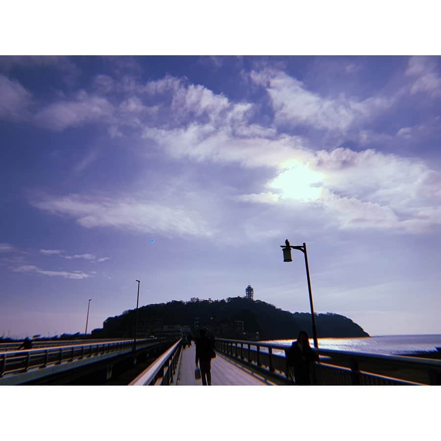森咲樹のインスタグラム：「＊﻿ ﻿ 私のパワースポット、江ノ島。﻿ 先日行ってきました☺︎﻿ 年も明けたしね。ご挨拶もしたくて。﻿ 落ち着くなぁ。﻿ ﻿ Voici Enoshima.﻿ Enoshima est mon endroit préféré:)﻿ J’y viens souvent toute seule.﻿ ﻿ #江ノ島 #enoshima #enoshimaisland #japan #japon #shrine #temple #sea #mer #lamer #nippon #japanstyle #fujisawa #kanagawa」