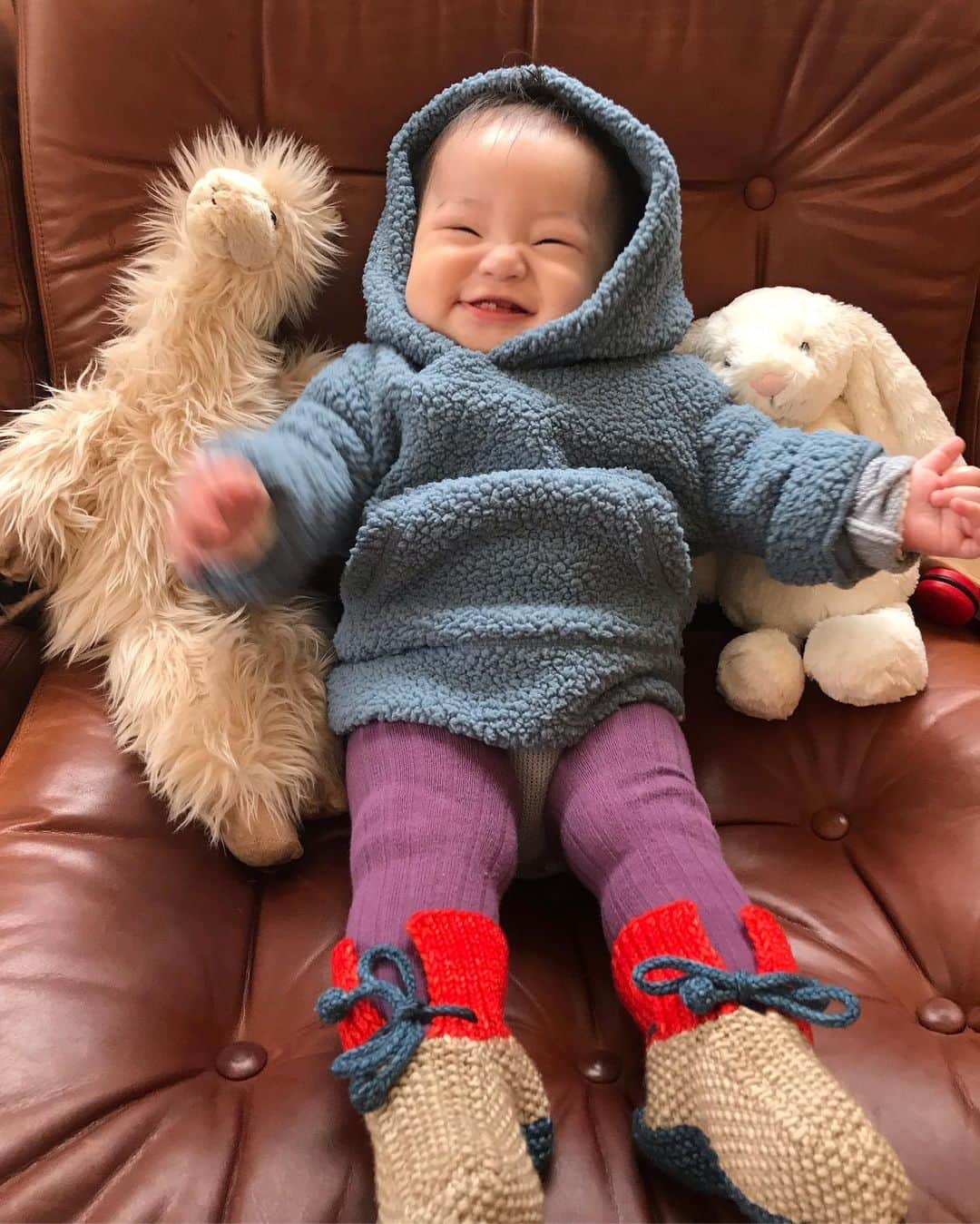 濱中鮎子のインスタグラム：「なんか嬉しそうで何よりです。  最近は、 •高速後ろズリバイから前に進むように •加減のない大きな奇声でチャイを呼ぶ •チャイへの愛が強すぎて逃げられる •大体は転がって前にズリバイして行きたいところに行ける •昼寝を2回くらいするようになった •ブロッコリーは微妙な顔をして食べる •お粥を見ると嬉しくて興奮 •昼夜は完全にリズム出来ている •人見知りはまだ兆候無し •胸筋と腕筋のパワーがすごい •断乳してないのに自分からさっさと離れて母寂しい •よく笑う  #お嬢の成長期」