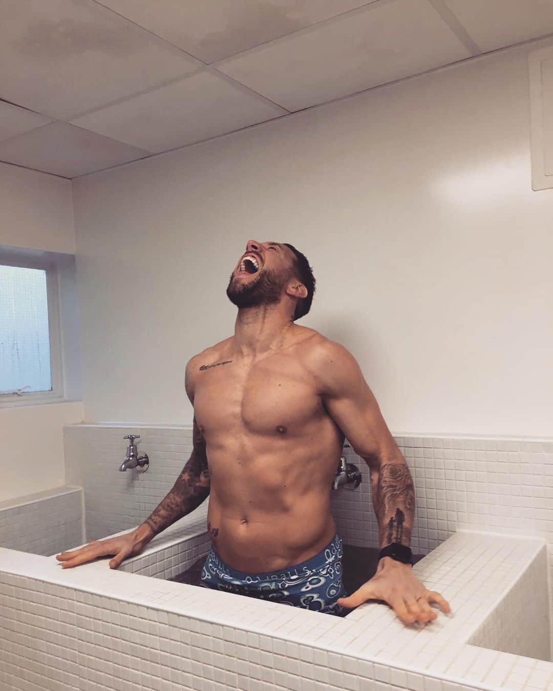 マーク・バンのインスタグラム：「Trying to get through them first few minutes in an ice bath 😩 🧊 🥶」