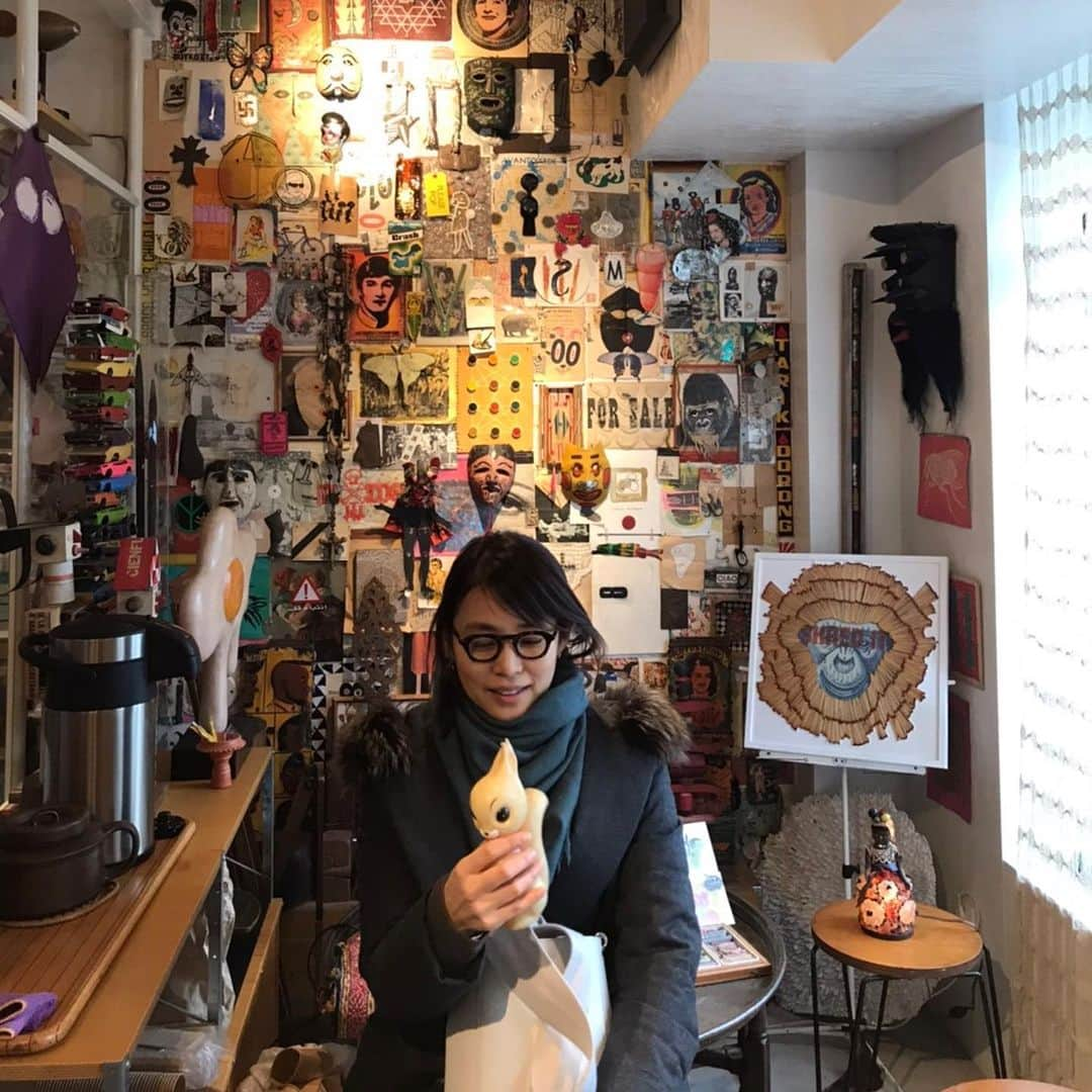 石田ゆり子さんのインスタグラム写真 - (石田ゆり子Instagram)「ちいさなブルーグレーの扉を入ると そこはまるで アリスのワンダーランド。 ここが東京であることを 忘れそうな異国間と オーナーであり アーティストの まことさんのパワーに溢れた空間。 すごいところに来てしまった。 パワースポットだな… わたしにとっての。」1月26日 17時04分 - yuriyuri1003