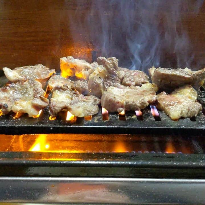 本田直之のインスタグラム：「西成鶴見橋の焼肉政ちゃん  ハラミうますぎる。  撮影は禁止になってるのですが、35年来の常連のコースケさんのおかげで特別に。  @writer_kaorin アレンジありがとう！」