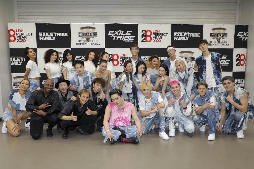 穴井隆文のインスタグラム：「LDH PERFECT YEAR 2020 SPECIAL SHOWCASE HIROOMI TOSAKA @3jsb_hiroomi_tosaka  DOME TOUR 「WHO ARE YOU」 スタートしました🔥 次は名古屋💪💪💪 #hiroomitosaka #whoareyou #ldhperfectyear2020」