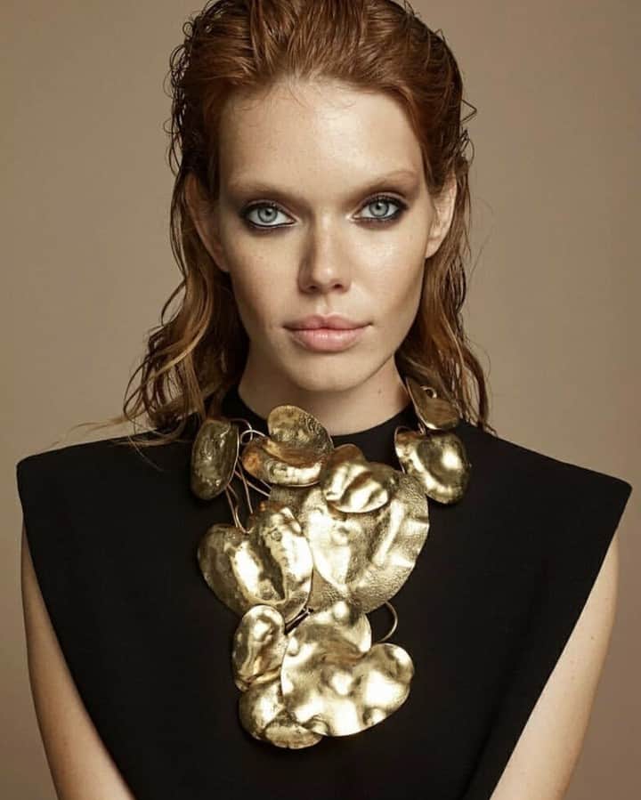 グーセンス パリのインスタグラム：「Water lilies necklace from our Tribute to Robert Goossens collection. . . Thank you @melaniecgrant @1843mag @theeconomist @rgarrahan @matthewshave @nikarusakova . #goossens #TributeToRobertGoossens #waterlilies #necklace #gold #brass #hammered」