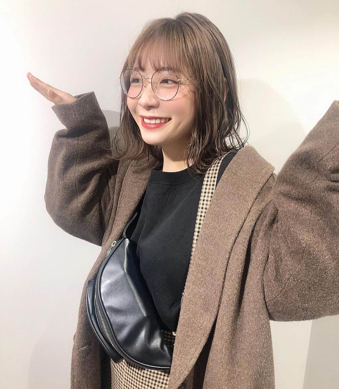 てぃーみきのインスタグラム：「夏ぶりのブリーチしました✌️ 髪を明るくして、気分も晴れやかに！ あの「ブリーチしてるぅぅぅ⤴︎ ⤴︎⤴︎」 って感じの若干の痛さたまんないね！ 今日も良い色、良い髪にしていただきました！ @ryotakoba62 さん いつもありがとうございます🥰」
