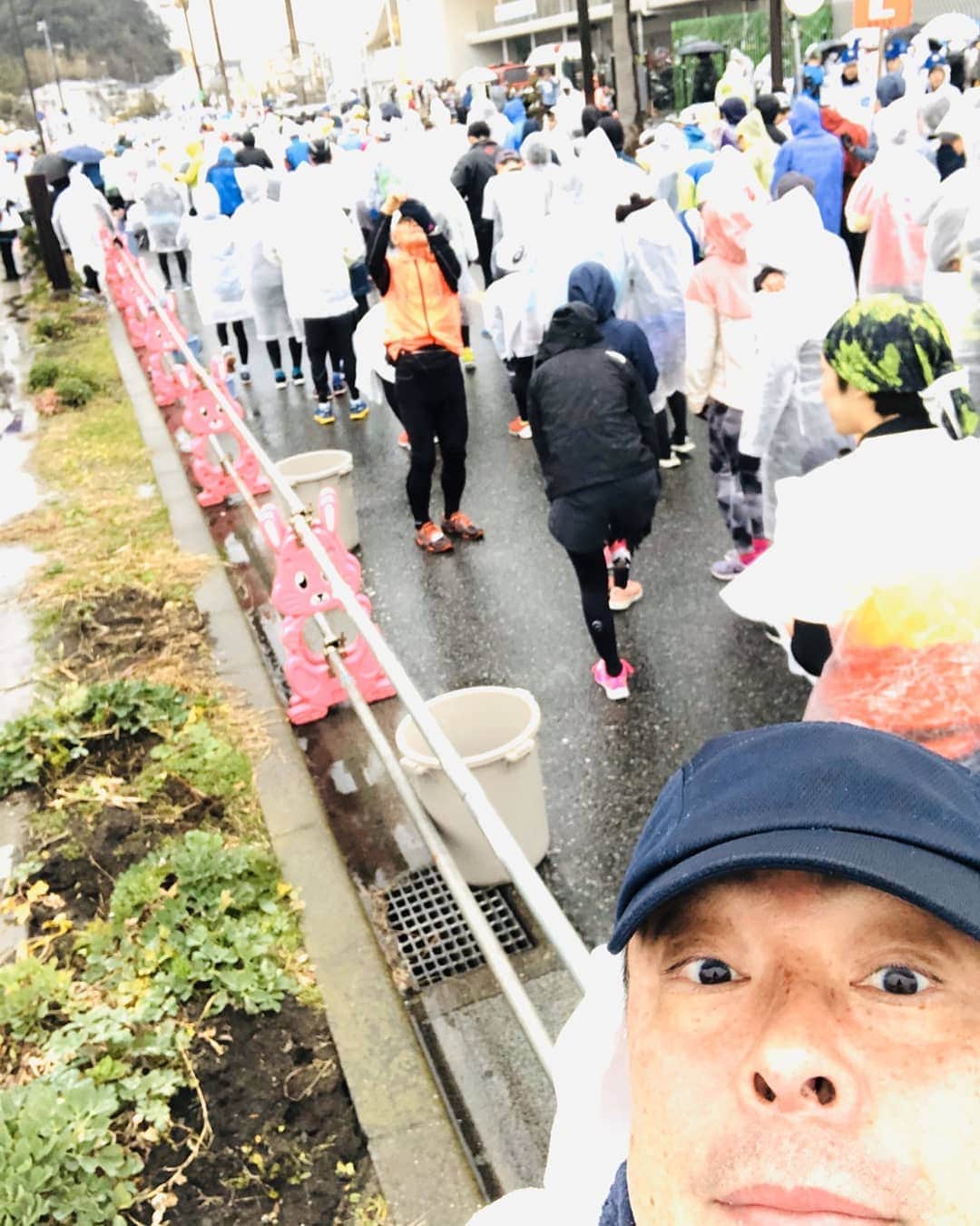 光石研のインスタグラム：「今日は10マイルマラソン✌️自分の走りでは感動しないが、雨の中声をかけ続けてくれるボランティアの方々に感動‼️ありがとうございました‼️ 【by 光石】」