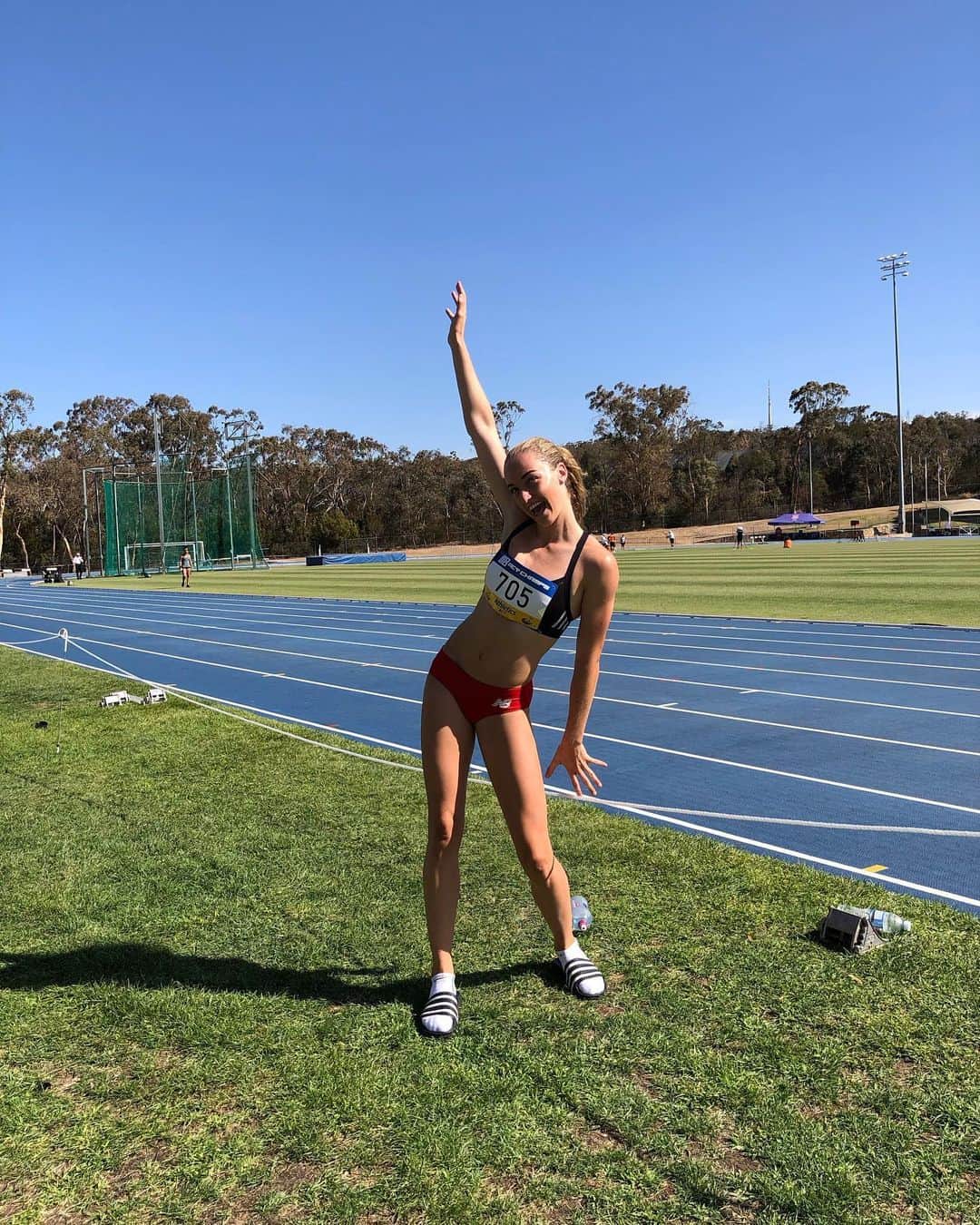 Ellie BEERのインスタグラム：「the hands are up for a PB & World Junior Qualifier in the 200 today!! Looking forward to the last day of racing 🤩」