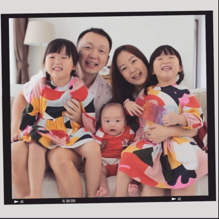 MOMOツインズのインスタグラム：「100% mismatched. 100% family! Sending love your way, 恭喜恭喜 ❤️ #cny2020 #speakmandarin  LL Stella outfits from @kids21」