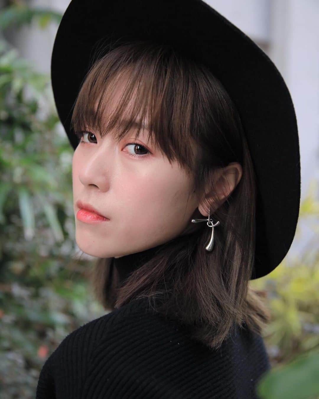 Miss Hunnyのインスタグラム：「唔可以畀揀耳環耽誤出門， 所以帶晒出去影埋相再慢慢揀， 1 定 2 ? . . . . . 我最後揀咗 1 (˶‾᷄ ⁻̫ ‾᷅˵) 新耳環 | @initialaccessory」