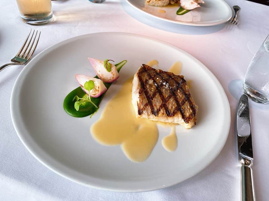 佐伯美香のインスタグラム：「最近のお気に入り🍴 . パークハイアット東京の ニューヨークグリル♡ . 前菜と食後のスイーツがブッフェ形式で、好きなものが選べるのが🙆‍♀️ . 母はイケメンの店員さんがいる！！と喜んでました🤭💓 .」