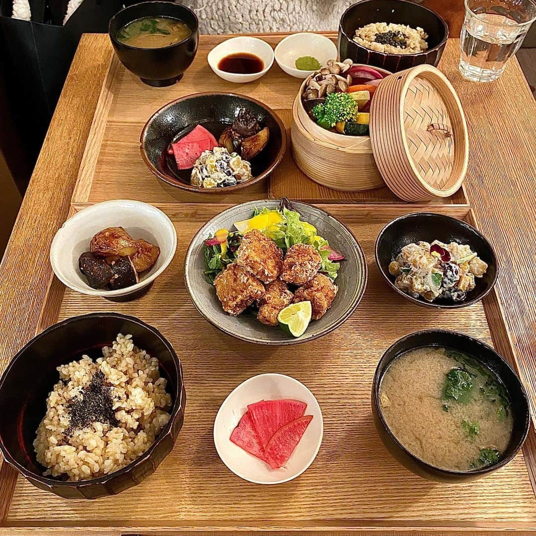 川本莉菜さんのインスタグラム写真 - (川本莉菜Instagram)「朝からヨガ行ってベジタリアンカフェでランチ🍅🌽🍆 朝活っていいなぁ、目が覚めるし朝からゆっくり運動して汗かいて、体にいい食べ物を摂取して、習慣にできたら中から本当に健康になれそう。心にもっと余裕がつくれるように頑張る❣️✨ . . . #brownricebynealsyardremedies #vegetarianfood #brownrice #ad #holiday #yoga」1月26日 17時33分 - kawamoto.rina