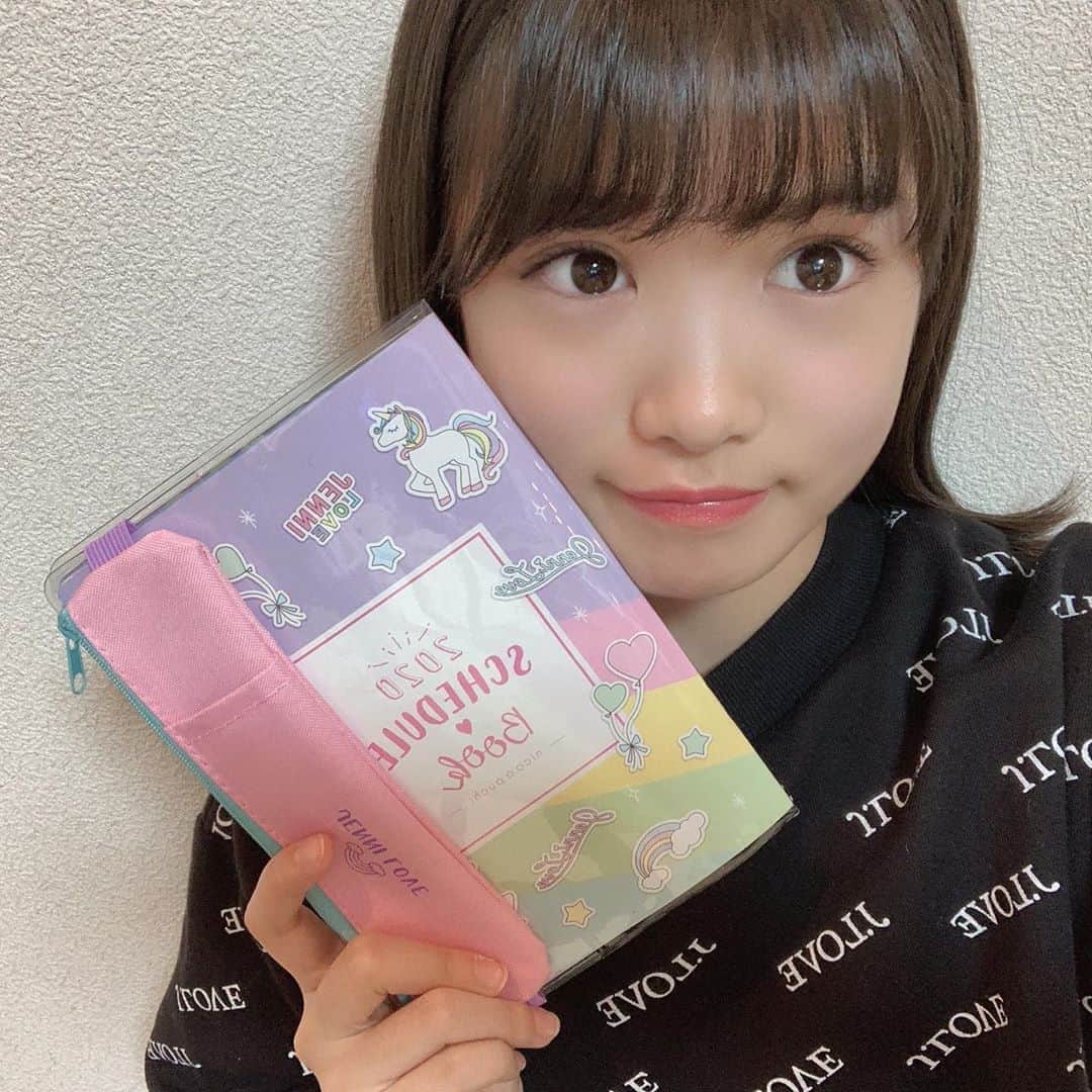 ニコ☆プチのインスタグラム：「💟 #プチモのふろくの使い方 💟﻿ ﻿ ﻿ ﻿ 21人目は、マアヤ！！！﻿ ﻿ 🎼マアヤより🎼﻿ ﻿ 今回の付録はJENNI loveのスケジュール帳にベルト付きペンケース！！！﻿ ちょ~豪華です💖💖💖﻿ ❤︎﻿ マアヤはシャーペンや﻿ アクセ，リップを入れたよ♪﻿ ペンケースはベルトがついているから便利だネ(◍•ᴗ•◍)♡♬﻿ ❤︎﻿ とっても可愛くてお気に入りです🧸💕﻿ ﻿ #ニコプチ　#ニコプチふろく　#マアヤ﻿ #プチモ　#ジェニィラブ　#スケジュール帳﻿ #ペンケース　#スケジュール帳の使い方﻿ #手帳タイム　#ニコプチふろくのある生活﻿ ﻿ ﻿」