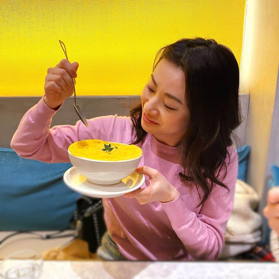 鈴木芳奈さんのインスタグラム写真 - (鈴木芳奈Instagram)「ふわっふわのスフレを食べに行ったよっ🍳 黄色の背景と、わたしのピンクのニットで写真がめっちゃカラフル💛💗🧡 玉子ふわふわ、中もふわとろ〜🥚おいしかったぁ〜💛 #yellowmarks #ふわとろ #玉子」1月26日 17時37分 - tachibana_kanna