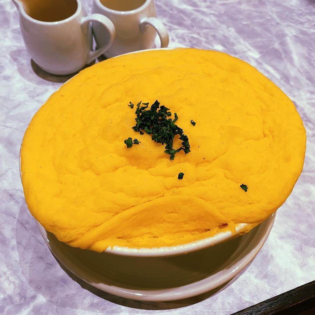 鈴木芳奈さんのインスタグラム写真 - (鈴木芳奈Instagram)「ふわっふわのスフレを食べに行ったよっ🍳 黄色の背景と、わたしのピンクのニットで写真がめっちゃカラフル💛💗🧡 玉子ふわふわ、中もふわとろ〜🥚おいしかったぁ〜💛 #yellowmarks #ふわとろ #玉子」1月26日 17時37分 - tachibana_kanna
