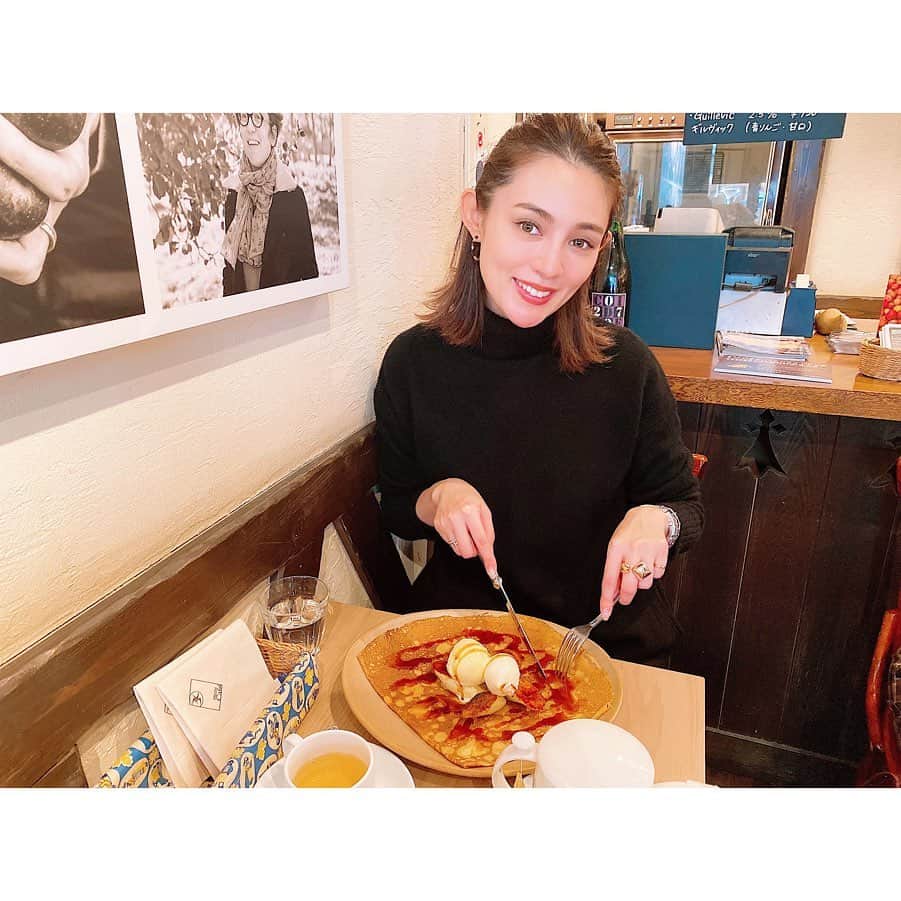 のインスタグラム：「バナナのキャラメリゼとバニラアイスと生クリーム　のクレープ🍽 . クレープは結局🍌のとかチョコとかカスタードとか生クリームがいいっっ✨ . 生地が美味しいクレープのシュガーバター🧈もいいっ✨ たーまーに、家でエシレバターのクレープ作るよ。年に一、ニ回くらい笑　 ストーリーにあるよ☺️cooking の中です！ . #クレープ　#🍌　#カフェ巡り #表参道クレープ　#ガレット　#breizhcafe  #sweetstagram #クレープスタグラム」