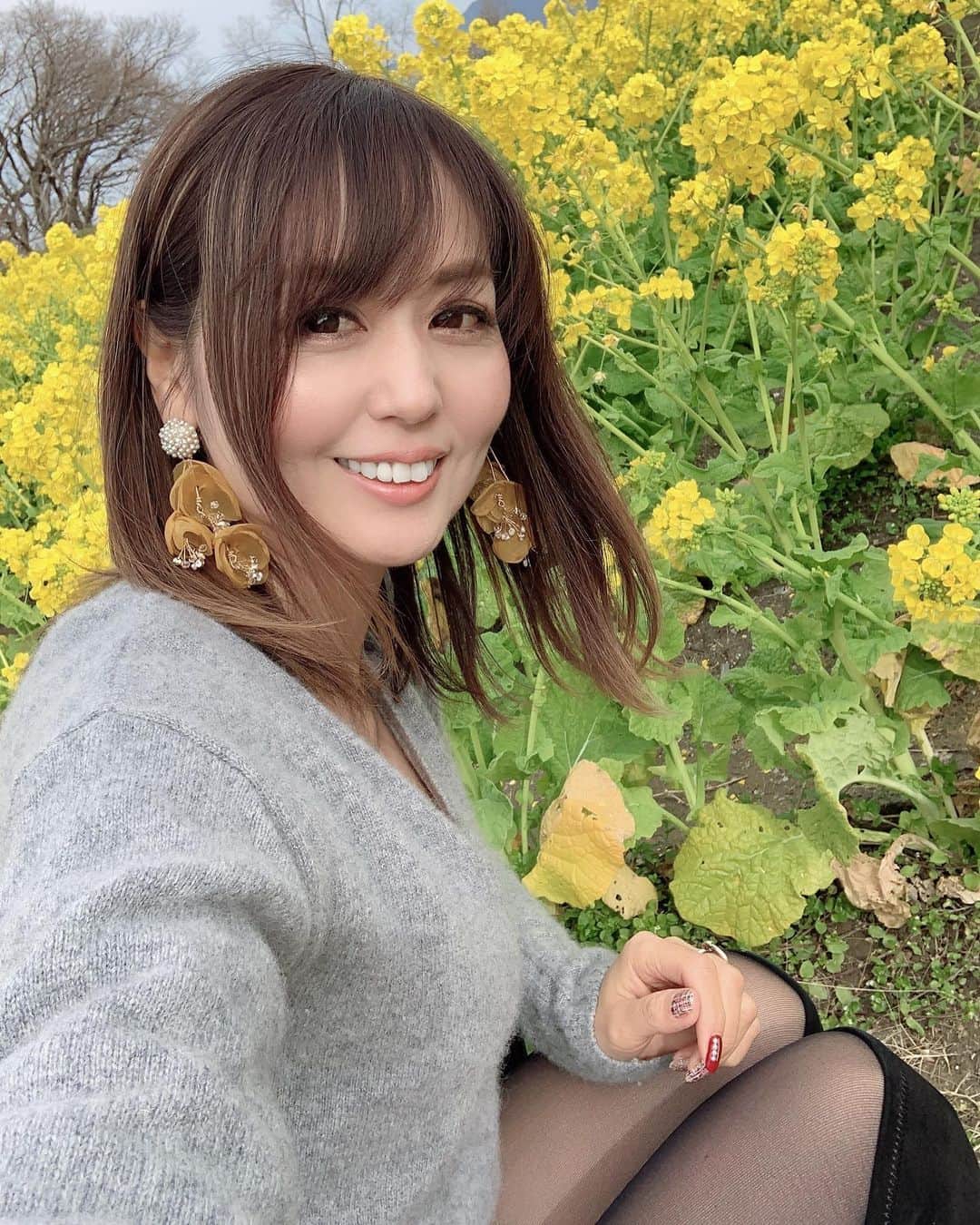 のインスタグラム：「こんばんは♡ おつかれさま♡ ・ 自撮りも💛笑 #菜の花畑 ・ knit @comptoirdescotonniers_japan ・ ・ #菜の花#菜の花畑#景色#自撮り#イエロー#お花#いつもありがとう#滋賀#なぎさ公園」