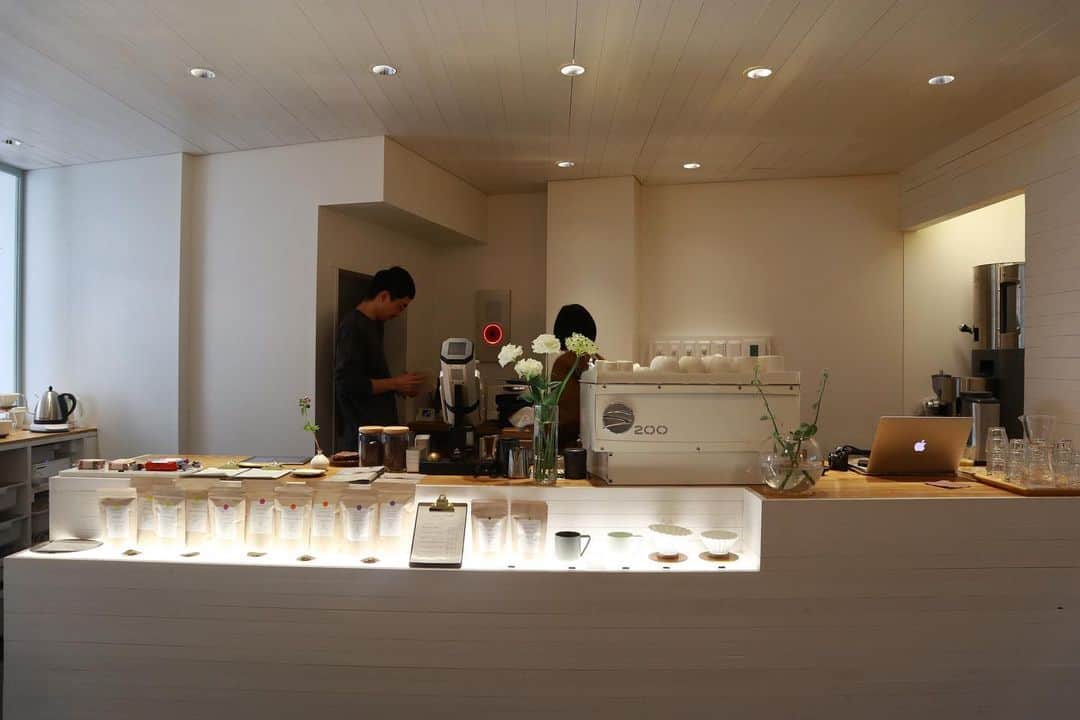 石井輝明さんのインスタグラム写真 - (石井輝明Instagram)「蔵前。 西本くんにグアムのお土産にチョコを買ってきたのに、持ってくるの忘れて次いつ会うかわからない。 食べるか。  #lucentcoffee #cafe #coffee #カフェ #東京カフェ #蔵前カフェ #カフェ芸人 #お土産って渡すタイミング逃した時どうしたらいいの #食べ物の場合は食べちゃってもいいよね #わざわざ連絡して渡すものでもないのよ #チョコやし #一応買ってきたくらいのもんやから #もう食べちゃうか #でも別にチョコ食べたいこともないんよな #でも食べちゃうか #チョコからしたら残念やろうな #チョコすまん」1月26日 17時42分 - comandanteishii