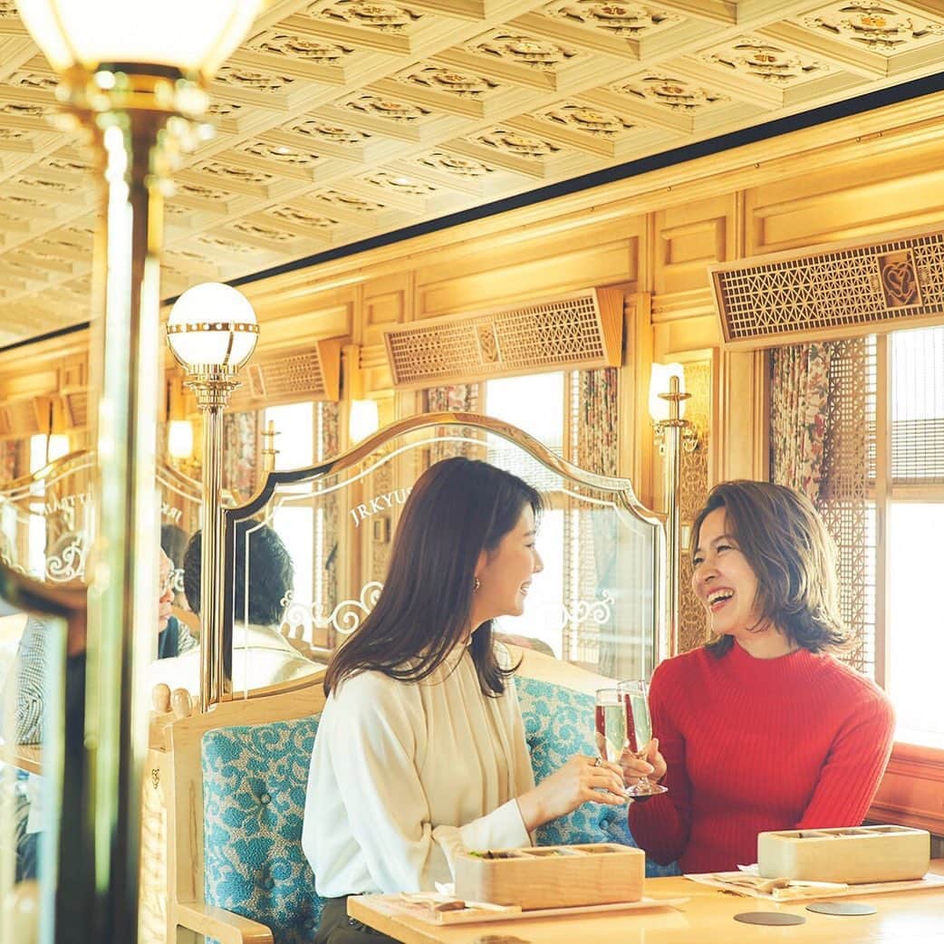 のインスタグラム：「明後日発売のOggi３月号では、オッジェンヌたちがラグジュアリーな列車の旅デビューを果たしました✨JR九州さんが手がけるスイーツトレイン「或る列車」に乗って、大人気レストラン「NARISAWA」監修のスイーツに舌鼓を打ちながら、長崎、佐世保、有田を巡りました🤗ぜひ春旅の参考にしてみてください。 #Oggi #オッジ #オッジェンヌ #有木万美子 #片田亜莉紗 #五期生 #JR九州 #jrkyushu #或る列車 #aruressha #sweettrain #スイートトレイン #列車旅 #デビュー #女子旅 #春旅 #journey #長崎 #佐世保 #有田 #NARISAWA #成澤由浩 #1月28日発売 #3月号」
