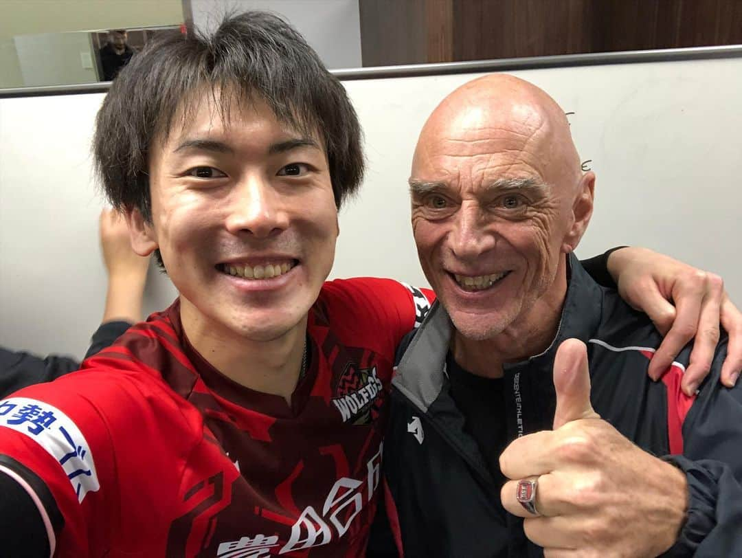 高松卓矢さんのインスタグラム写真 - (高松卓矢Instagram)「久しぶりの勝利報告になります笑 FC東京さんにストレートで勝って8勝目！ ファイナル5へまだまだチャンスはあるので来週以降しっかり勝てるように頑張ります！！ そしてアンディッシュに勝つ所を見せれて良かった♫ 今日も応援ありがとうございました♫(*´꒳`*) #8勝目 #久々の勝利報告だよ #アンディッシュも来てたよ #たかまつり #てか流石に髪切ろう #Vリーグはバレーだよ #ウルスドッグス名古屋」1月26日 17時49分 - takamatsuri12