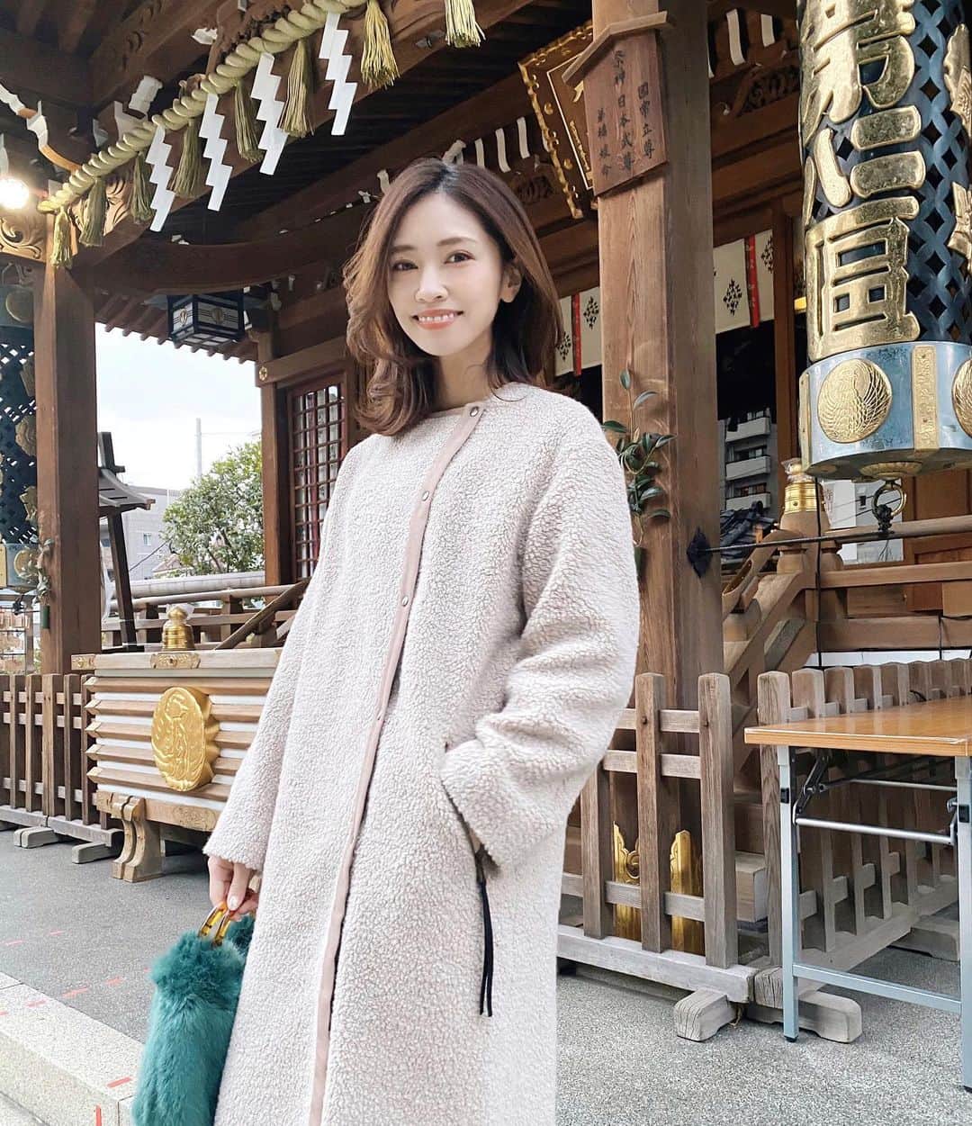 石黒美帆のインスタグラム：「*﻿ やっと初詣に行けました⛩﻿ ﻿ ﻿ ボアが可愛いノーカラーコートは  @munich_official のもの💛﻿ 薄手なのに暖かくてビックリ。﻿ ﻿ ﻿ 柔らかい色味も好きです🐏﻿ ﻿ ﻿ ﻿ そういえばまたおみくじやってなくて﻿ 引けなかった。。なぜ😭﻿ ﻿ #fashion#fashionstyle#fashiongram#instafashion#outfit#ootd#munich#zara#allureville#ファッション#ザラジョ#ザラジョコーデ#アルアバイル#ミューニック#ボアコート#大人カジュアル#カジュアルコーデ#初詣」