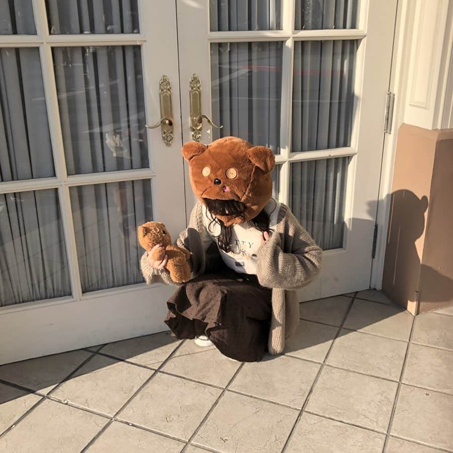 RiLiさんのインスタグラム写真 - (RiLiInstagram)「ブラウンコーデでなりきり🍿🍌【ティムコーデ】🐻🐻 ..... USJに行くときは【ティムコーデ】を🧸🍿ティムはミニオンに出てくるキャラクター・ボブがいつも持ち歩いているぬいぐるみのことだよ🍌🍌 カチューシャ、キャップ、そしてもこもこのウィンターハットなど…パークにはティムモチーフの被り物がたくさん🍩友だちやカップルで一緒におそろいのものをチョイスしてね🍟 手持ちのブラウンアイテムでコーデを組めば簡単にティムに🐻🐻春休みの旅行や卒業旅行はティムになりきって、パークを楽しんじゃおう🎡🎢🎠 ❣ ❣ ❣ ❣ ❣ サイトやSNSで掲載させていただくお写真募集中😘📸 かわいいコーデやアイテム、注目スポットなどが撮れたら、ハッシュタグ→#rili_tokyo  を付けて投稿❗ ． Special Thanks💋 Photo by @mkfjmt1010 @aichii_i @_onakaippai__ @yaneneko46 @lkky___23 @reomako.kran_ @ami__mi3 @__rinayan__ @sirokuma__2612 @akari._.oo ． #冬 #冬コーデ #ティムコーデ #ユニバコーデ #ティム #USJ #USJコーデ  #カラーパンツ#シミラールック #シミラーコーデ #リンクコーデ #ブラウンコーデ #ベージュコーデ  #ワントーンコーデ #シンプルコーデ  #カジュアルコーデ #ガーリーコーデ #置き画 #置き画くら部 #今日のコーデ #コーデ #コーディネート #RiLi  #おしゃれさんと繋がりたい #お洒落さんと繋がりたい #ファッション #패션스타그램 #ootd #outfit」1月26日 18時00分 - rili.tokyo