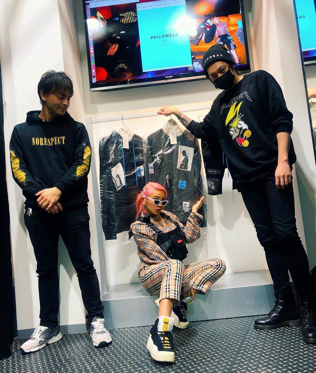 miniのインスタグラム：「@norespect_tokyo ✖️ @muze_tokyo  COLLABORATE LAUNCH こないだ鉄兵の作るNO RESPECTとMUZEのコラボのローンチPARTyに行ってきた🤘🏾✨ もうトップスはSOLDになってしまっていたけど、イケてるパンツはまだ @muze_gallery にあるかも⁉︎デス‼︎ 気になる人はCHECKしてみてね⚡️ この日も朝まで🙌🏾👅楽しかった🤘🏾😛またすぐね！ #norespect #norespecttokyo #muzetokyo #muzegallery #collaborate #launchparty」