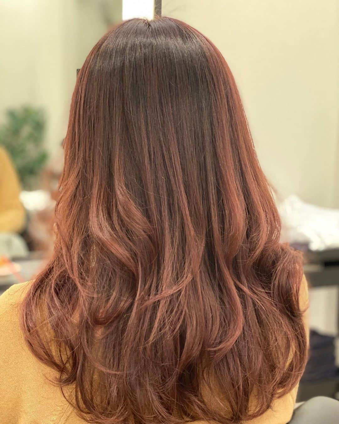 朋未のインスタグラム：「髪の毛赤くしたい病がやってきたので　 Vaironに♡  イルミナカラー　ブロッサム もうちょっと伸ばしてばっさり切ろうかなあ🥰  衣笠さん、ありがとうございました♡ またお願いしますー！😊 #vairon」
