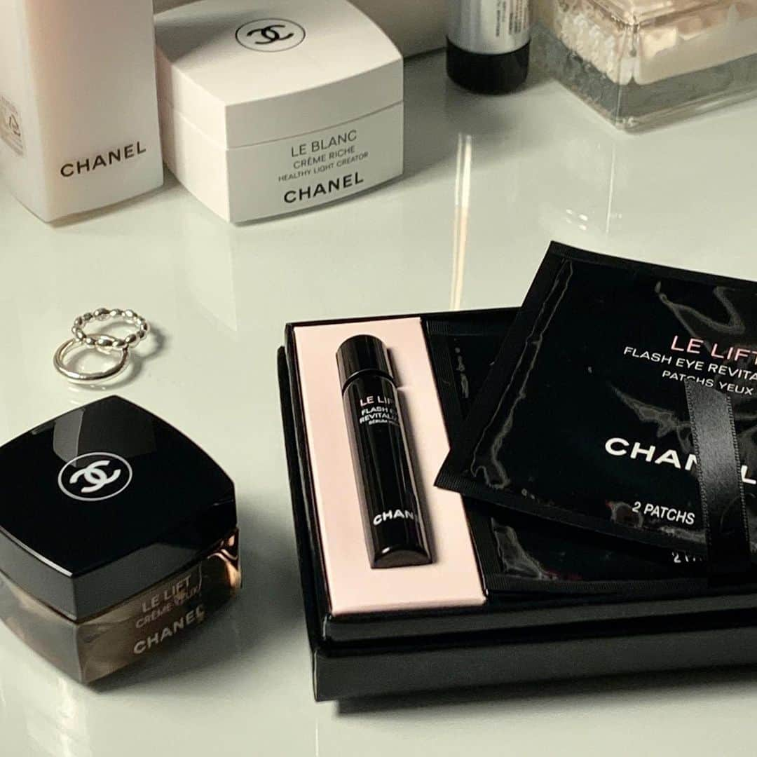 スビンさんのインスタグラム写真 - (スビンInstagram)「Thank you @chanelofficial for the gift 🖤 샤넬 르 리프트 아이 리바이탈라이저와 아이크림으로 눈가 케어 시작🙃 롤온엔 비타민, 아이크림엔 알파파 자연 성분으로 민감한 피부도 걱정 없답니댜 #GiftFromChanel #AD」1月26日 17時58分 - sooviin38