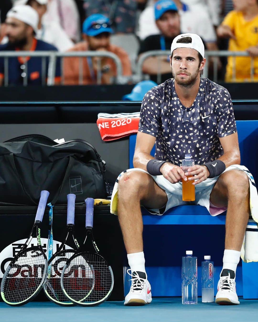 カレン・ハチャノフのインスタグラム：「To say that I am upset is to say nothing.  I did my best.This season has just begun and there are still many tournaments ahead.  Good luck to all Russian tennis players at #AusOpen! 🎾🎾🎾 Сказать, что я расстроен — ничего не сказать. Я выложился на все 100%. Этот сезон только начался — впереди еще много турниров.  Удачи всем российским теннисистам на #AO2020!」