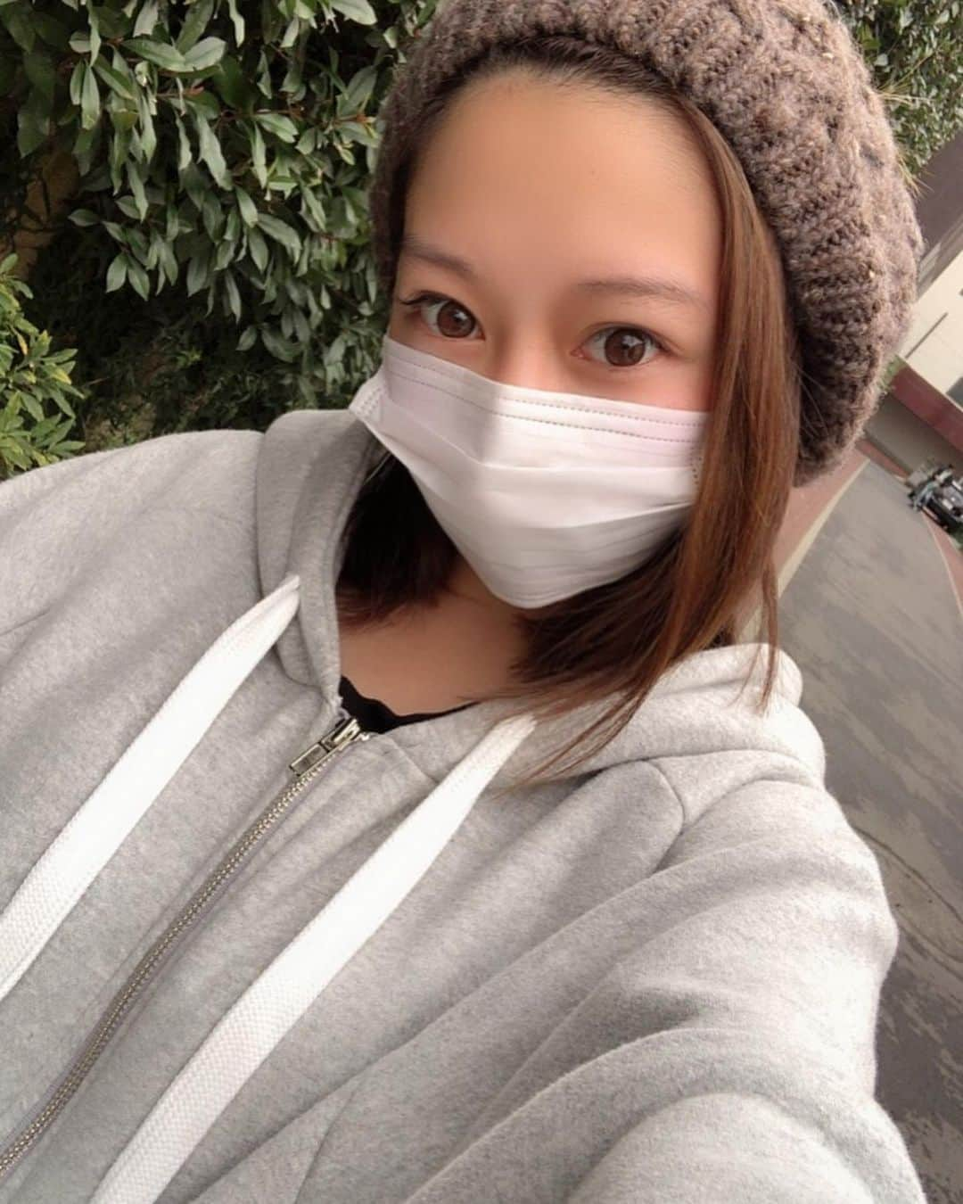 工藤紬のインスタグラム：「﻿ 月1通い続けているカドモリさんへ♪﻿ 今日も骨格から整えて鍼もたくさんして頂いてびっくりするほどすっきり〜🌟﻿ ﻿ 2枚目は担当の啓吾さんが私のパーカーを気に入ったらしく試着してるところ😂✨﻿ 今年も宜しくお願いします💕🙏 ﻿ #骨格矯正 #かどもり小顔矯正 #カドモリ式美顔矯正 #カドモリ #ラジオ波 #ハリネズミ美容鍼 #美容鍼 #エステ #代官山」