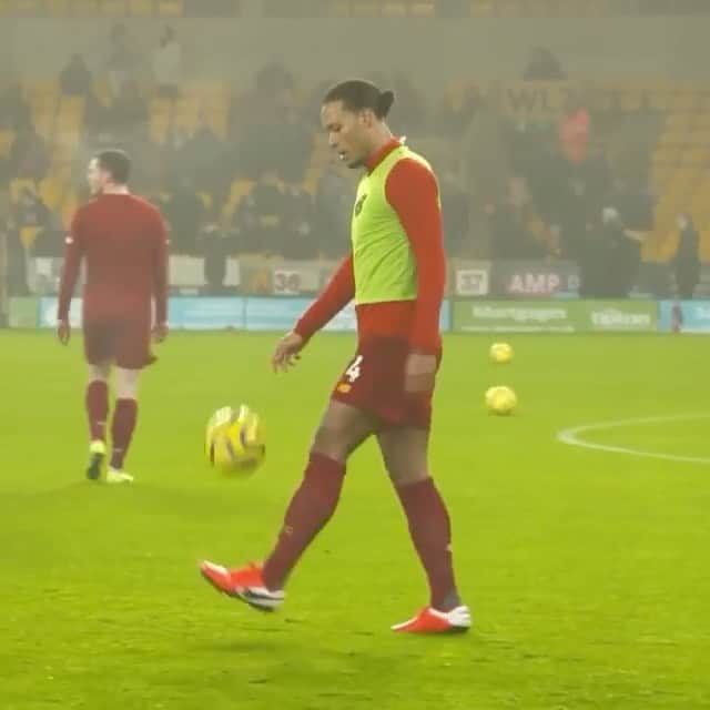 F2Freestylersのインスタグラム：「@virgilvandijk makes it look so easy...👀🌟」
