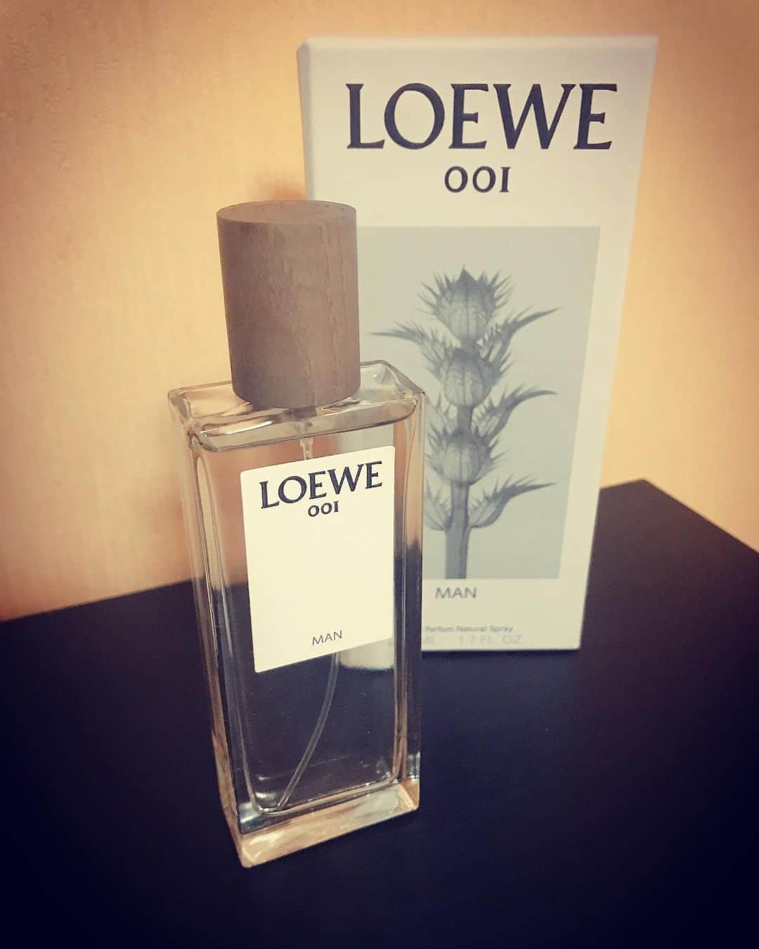 哲視のインスタグラム：「my new gear  #香水 #変えた #loewe」