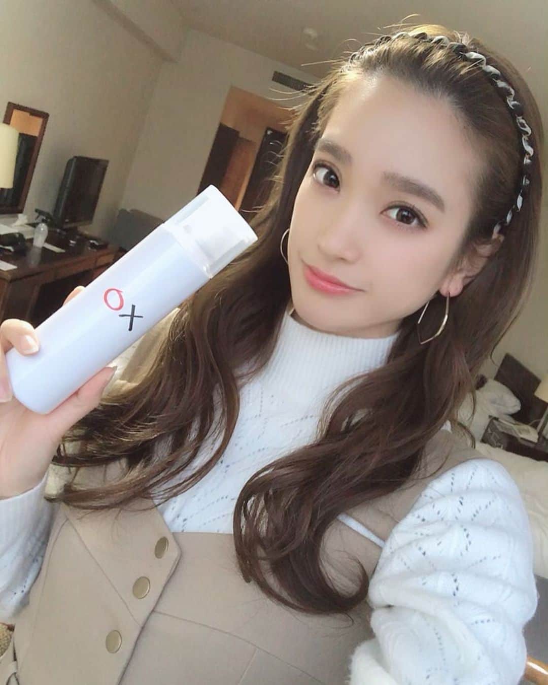のインスタグラム：「@cupola_omotesando で販売している⭕️✖️(マルクス)愛用中✨ ヘアスプレーは、巻き髪をキープする事が出来ても毛先がかたまってしまうけど、マルクスは、かたまらずに巻き髪をキープしながら、毛先にツヤ感を出してくれてニュアンススタイリングが出来る素晴らしいヘアスプレーです☺️✨ おすすめ🙆‍♀️ #hairsalon #cupola #cupolaomotesando #omotesando #おすすめ #ニュアンススタイリング  #マルクス #ヘアスプレー #スタイリング剤 #ツヤだしスプレー #クーポラ表参道」