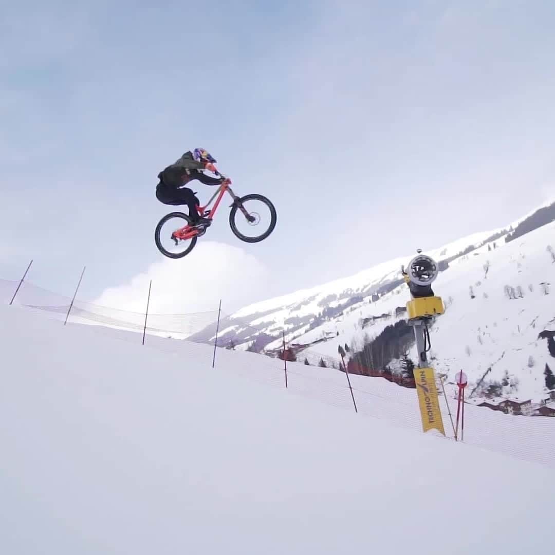 のインスタグラム：「@wibmerfabio out there IN THE SNOW clearing 43m jumps 🤯 . @redbullbike #bike #fromwhereiride #trick #jump #bikelife #snow」