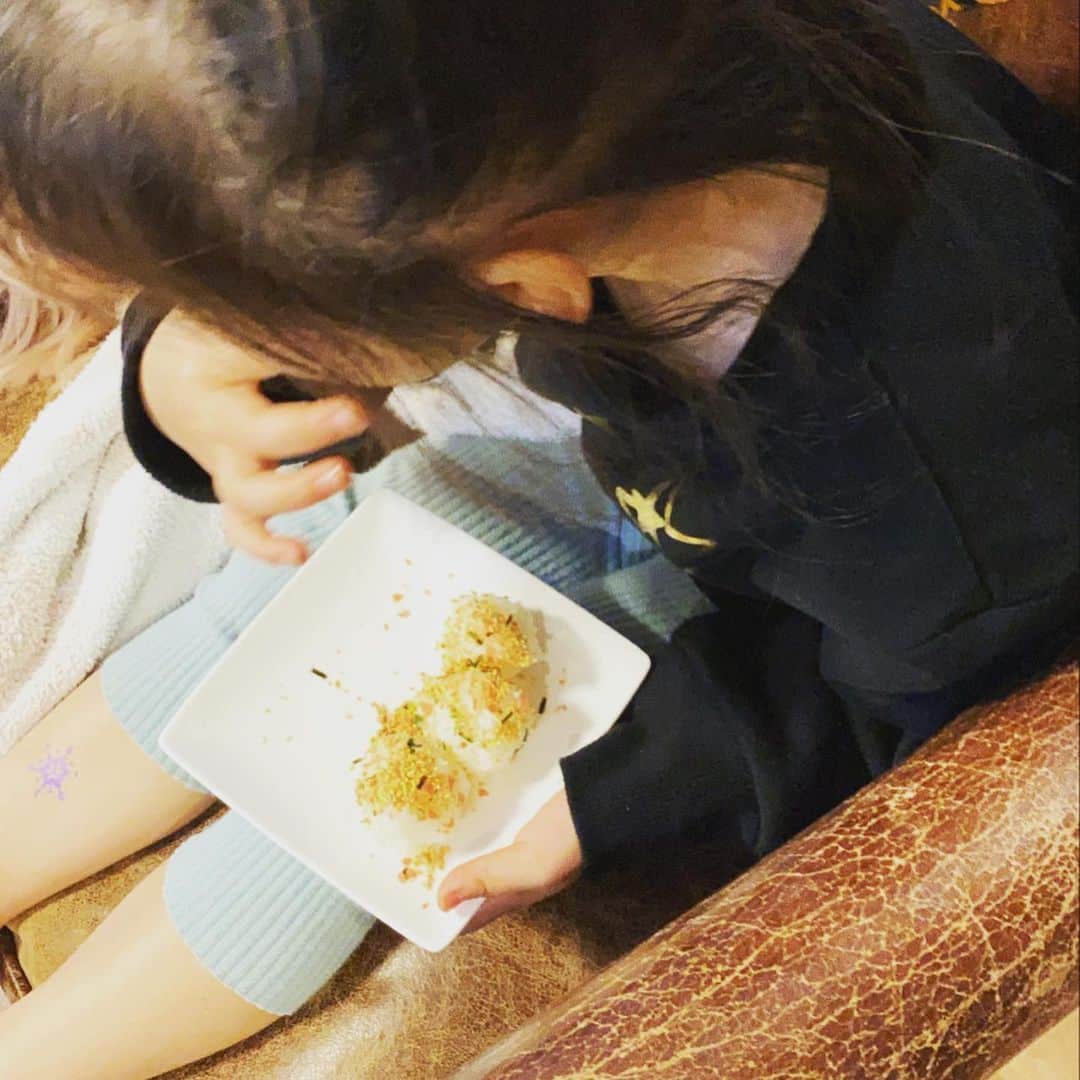 西山茉希さんのインスタグラム写真 - (西山茉希Instagram)「白米ラバーズ。  #白米 #ふりかけ #3時の食事  リクエストはごはん。 いつだってごはん派。 食べてる途中は冷ため。  #好物はTKG #我が家の米組 #姐さんは麺派  良き良き。」1月26日 18時07分 - maki.nshiyama50
