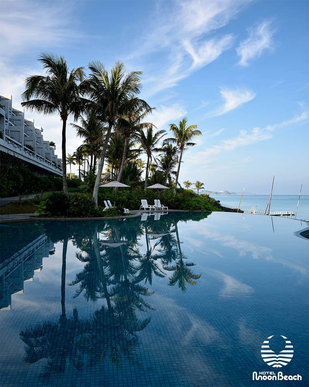 のインスタグラム：「1月24日、朝のラグーンプール。 この時はほとんど無風の穏やかな状態でした。Morning Lagoon Pool 24Jan2020 #沖縄 #恩納村 #沖縄ホテル #沖縄リゾート #沖縄観光 #沖縄旅行 #沖縄ビーチ #インフィニティプール #沖縄好き #沖縄好きな人と繋がりたい #ホテルムーンビーチ #ムーンビーチ #ムーンビーチホテル #okinawa #onnason #okinawabeach #okinawahotel  #okinawatrip #okinawasunset #okinawalikes #okinawalabo #okinawa_life #hotelmoonbeach #moonbeach #moonbeachhotel #docomomo #japan #visitjapan #visitokinawa #okinawajapan」
