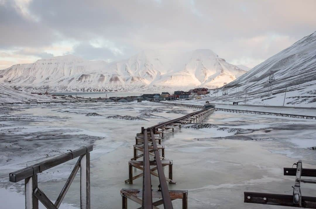 National Geographic Travelさんのインスタグラム写真 - (National Geographic TravelInstagram)「Photo by @paoloverzone | Longyearbyen, located in the Norwegian archipelago of Svalbard, is the world's northernmost town. It is about 650 miles from the North Pole.  Follow @paoloverzone for more photos and stories. #longyearbyen #arctic #svalbard #climatechange #coal」1月26日 18時08分 - natgeotravel