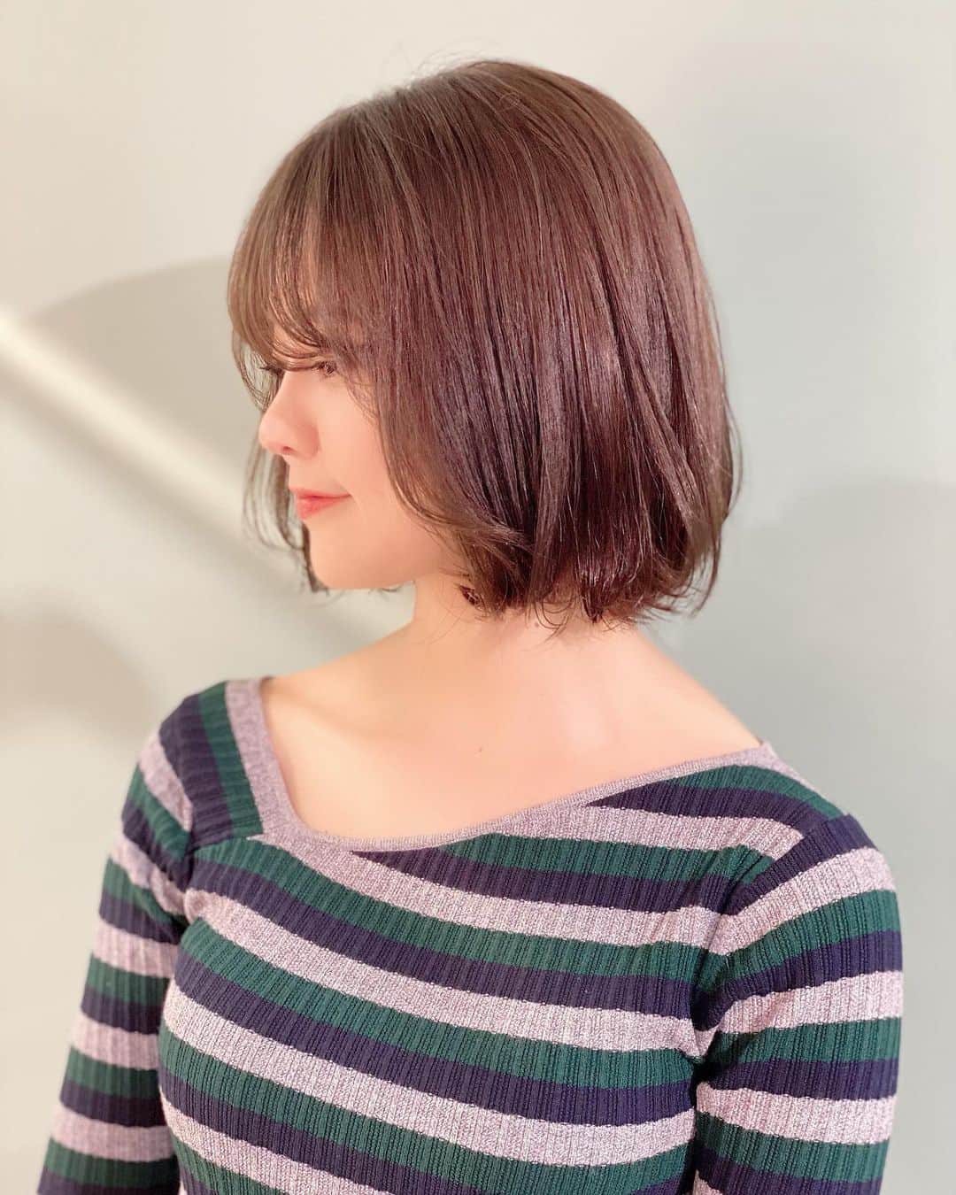 林村ゆかりのインスタグラム：「簡単ヘアアレンジの動画upしました❤︎﻿ 2つ紹介させていただいてます♪﻿（ストーリーズのリンクから飛べます。） お気に入りの良い香りのする仕上げ剤も。﻿ 甘い香りとジンジャーの香りをワンプッシュずつ混ぜて使うと甘すぎない好みな香りなんです🥰﻿ ﻿ ﻿ ﻿ ﻿ ﻿ #美容#ヘアアレンジ#ヘアケア」